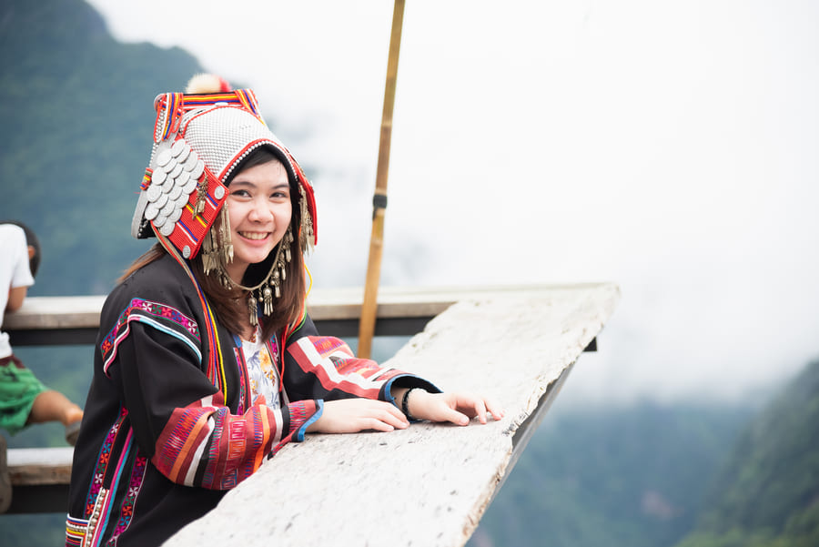 Mujer en barco en el lago de Yunnan