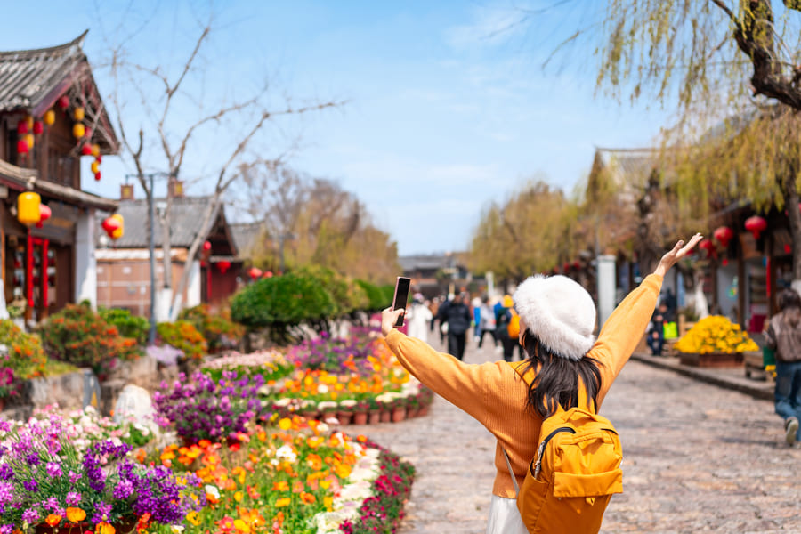Turista en paisaje de Yunnan es una provincia en el suroeste de China